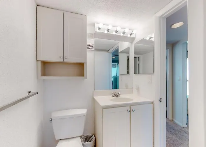 Holiday home Oceanfront With Balcony Washer & Dryer Pools Gym & Bar